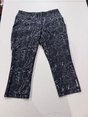 Reebok Black with White Marble-Print Cropped Leggings Medium